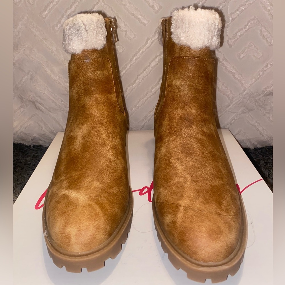 Brand new never been used Wonderly Cognac Hexley boots. Size 7.5